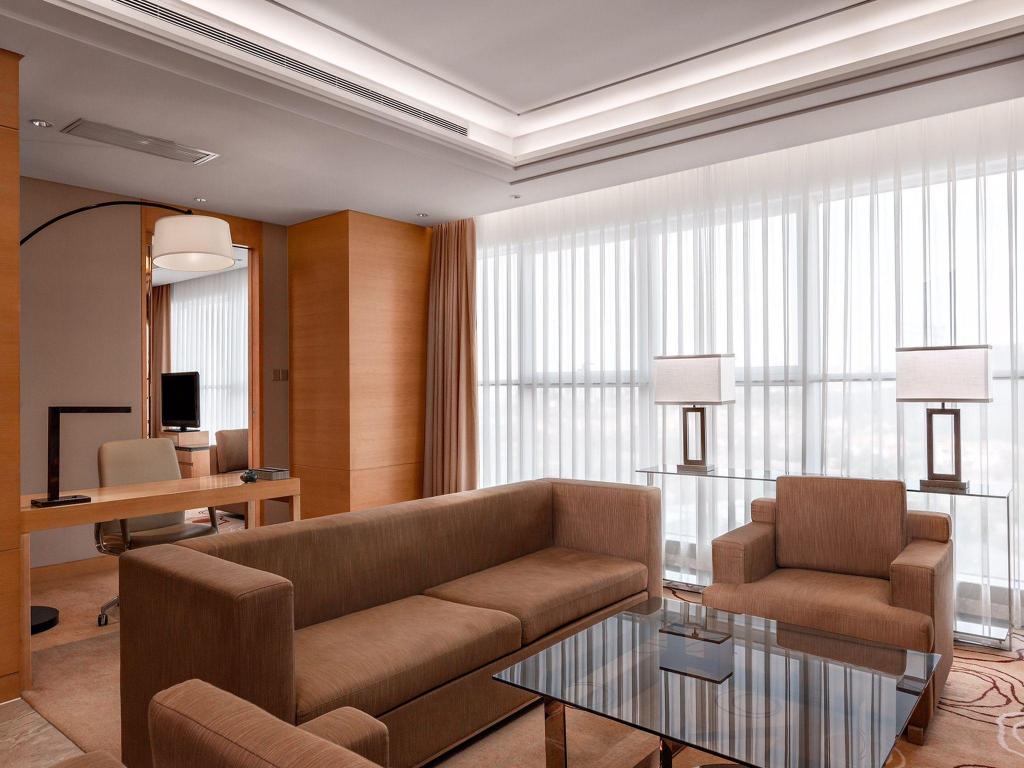 1 King Junior Suite Lounge Access