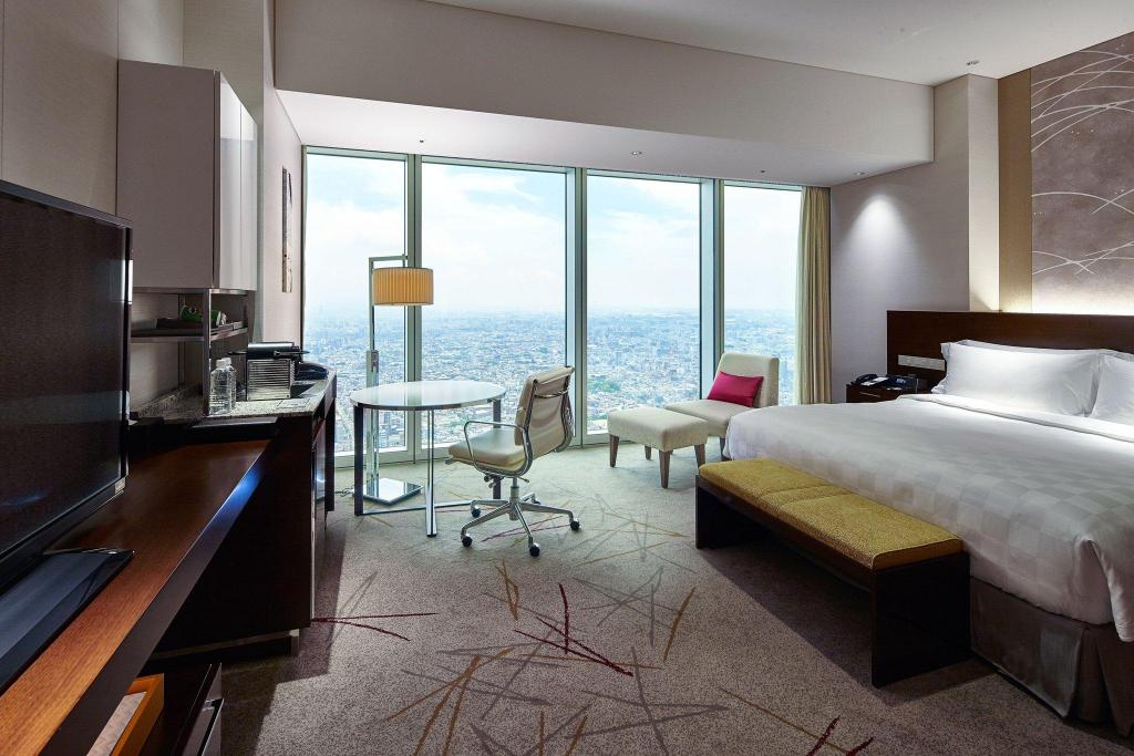 Deluxe, Guest room, 1 King, City view, Away from elevator