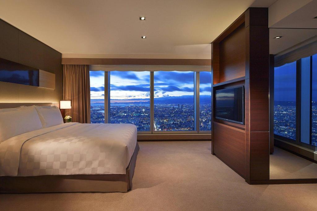 Executive Suite, Club level, 1 Bedroom Executive Suite, 1 King, City view, Corner room