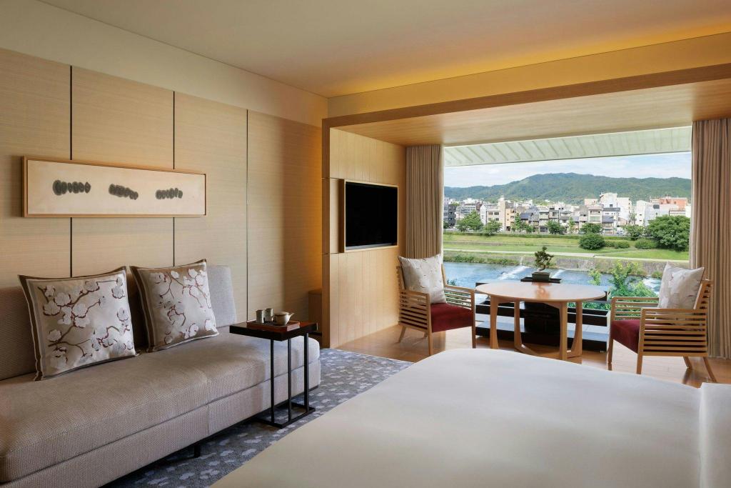 Grand Deluxe Kamogawa, Larger Guest room, 1 King, River view - Guestroom