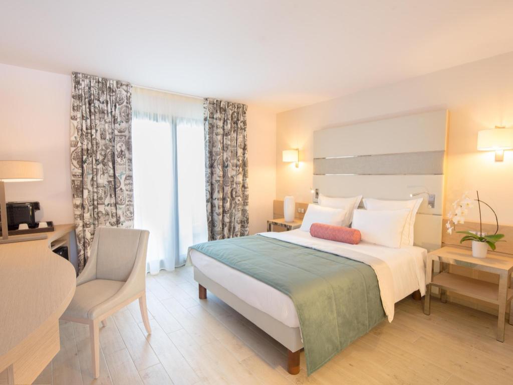 Superior Room Garden View - Bed