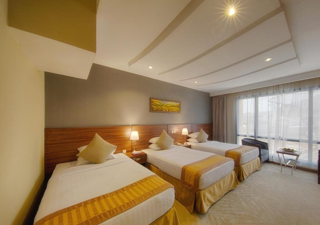 Standard Triple Side Haram View Room - Bed