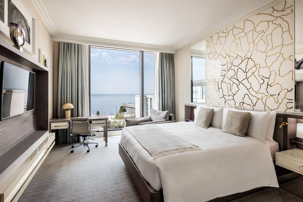 Deluxe Guest Room, 1 King, Sea View - Guestroom