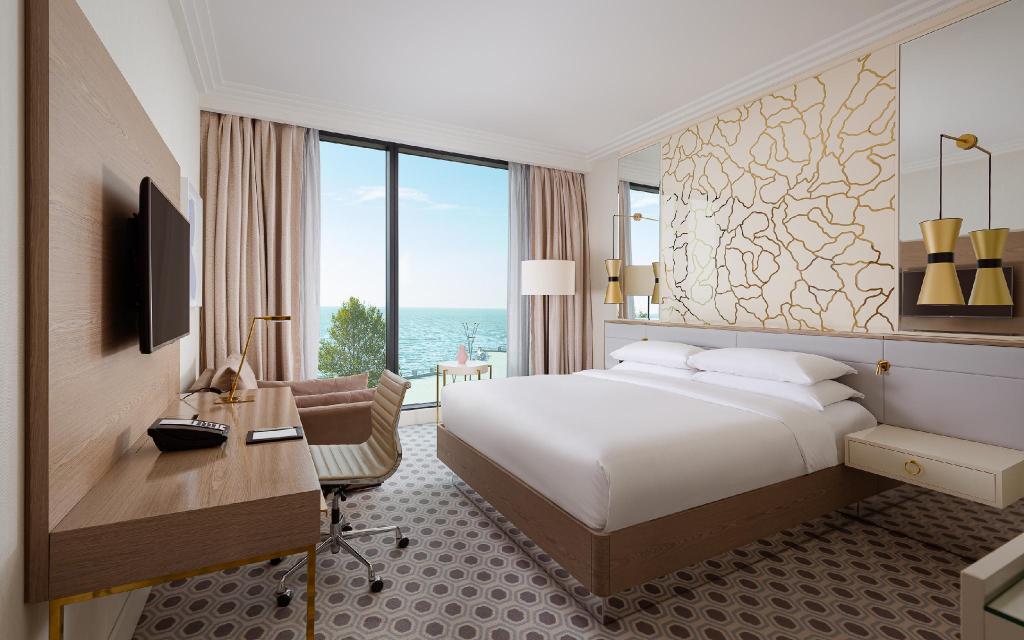 Deluxe Guest Room, 1 King, Sea View - Bed
