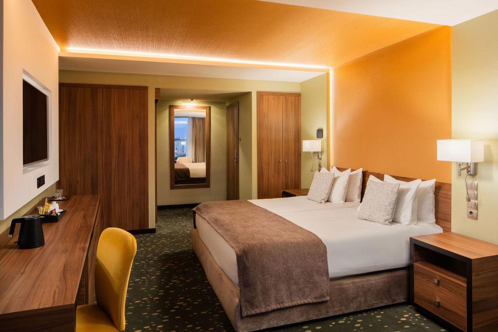 Standard River View Double or Twin - Guestroom