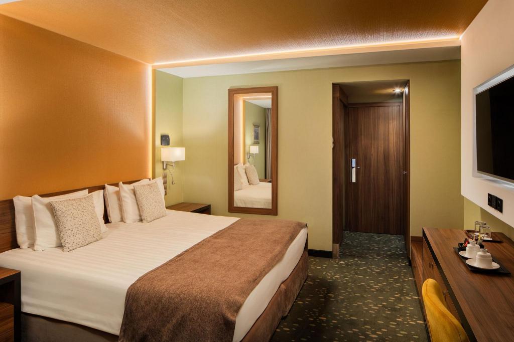 Standard River View Double or Twin - Guestroom