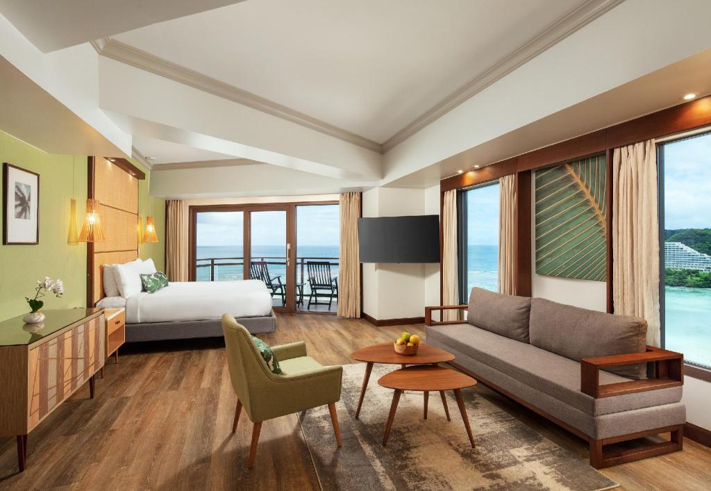 Club Studio Oceanfront King - Bed