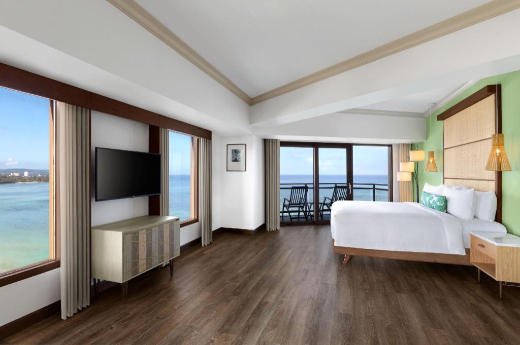 Club Oceanfront Suite King - Bed