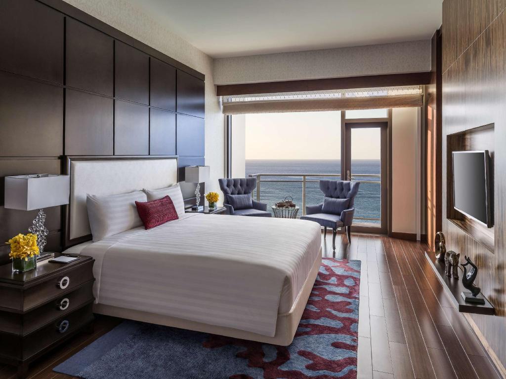 Dusit Suite with King Bed - Guestroom