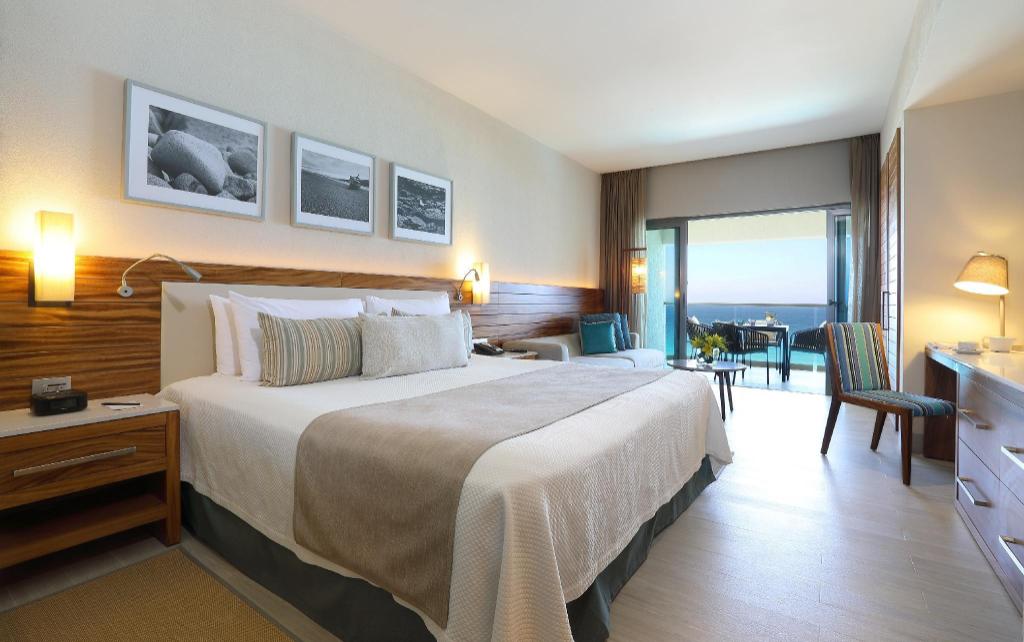 Swim Up Oceanfront King Room - Bed