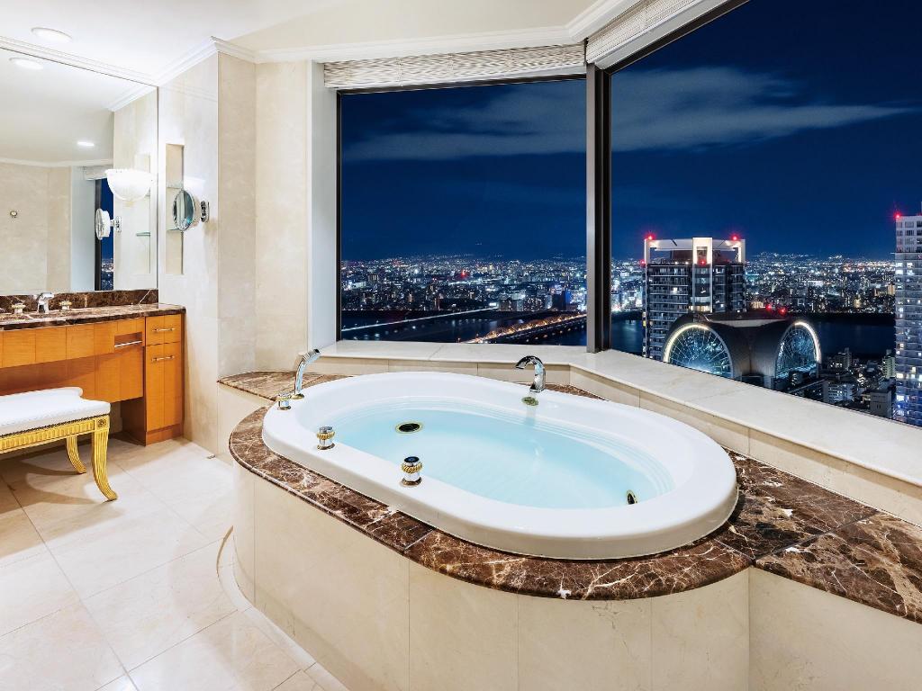 Club International Suite - Bathroom