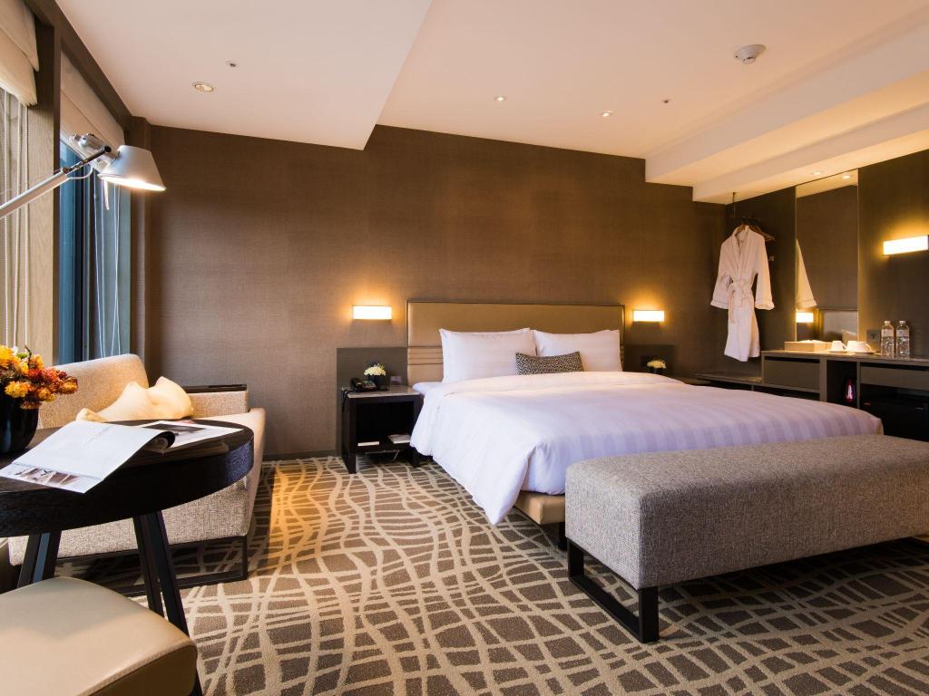 Midtown Suite with King Bed - Guestroom