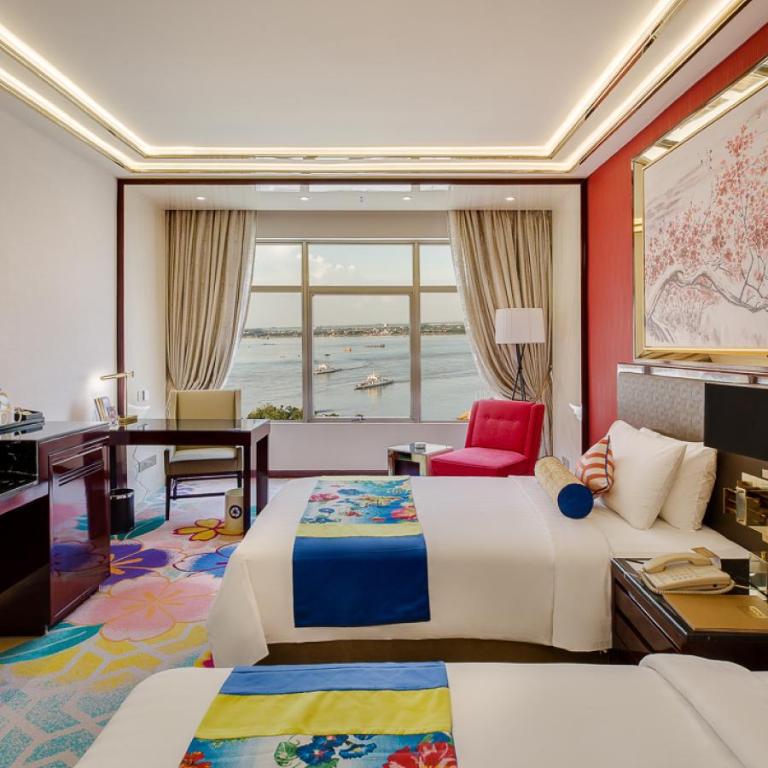 NagaWorld 1 Deluxe Room - Bedroom