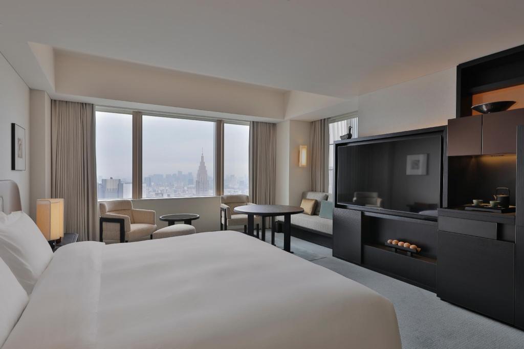 1 King Bed Deluxe - Guestroom