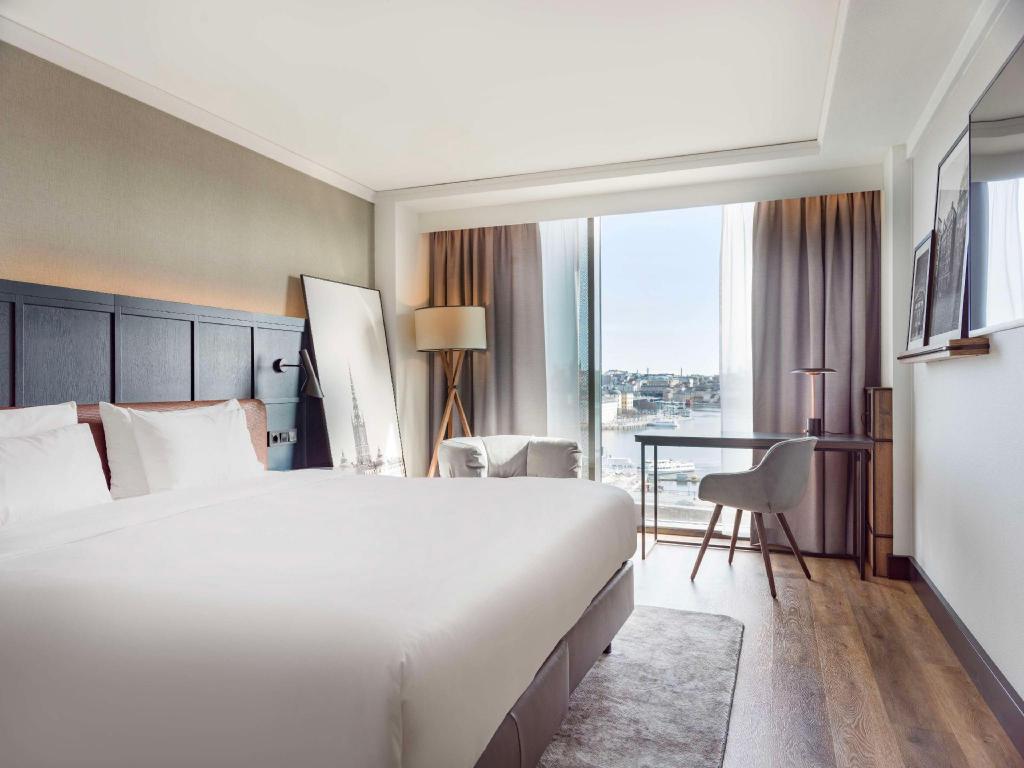 Superior Lake View Room - Room plan