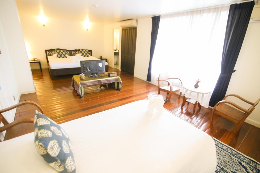 Suite Room with Balcony - Upper Floor - Bed