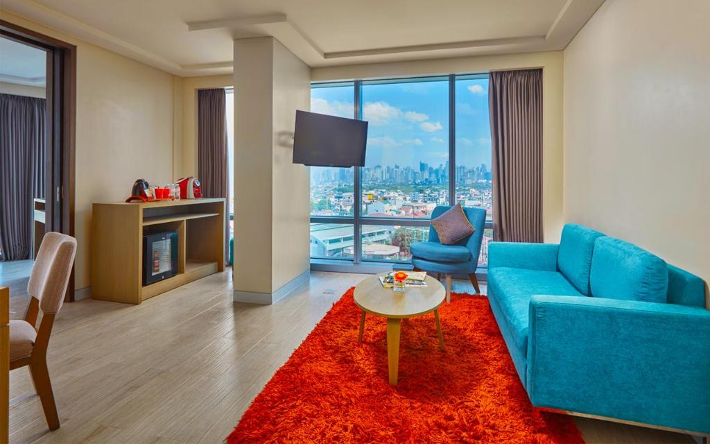 1 Bedroom Executive Suite with Living Room and Airport View - Room plan