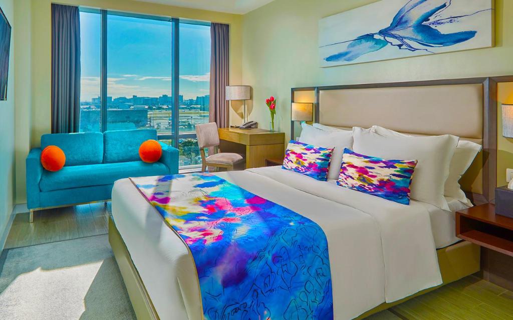 Standard Queen with Access to Pool and Gym - Bed