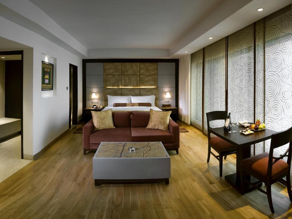 Business Suite - Bed