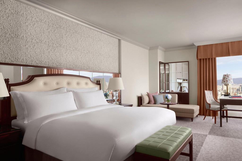 Club Deluxe, Club Level, Guest Room, 1 King, City View, Corner Room - Guestroom