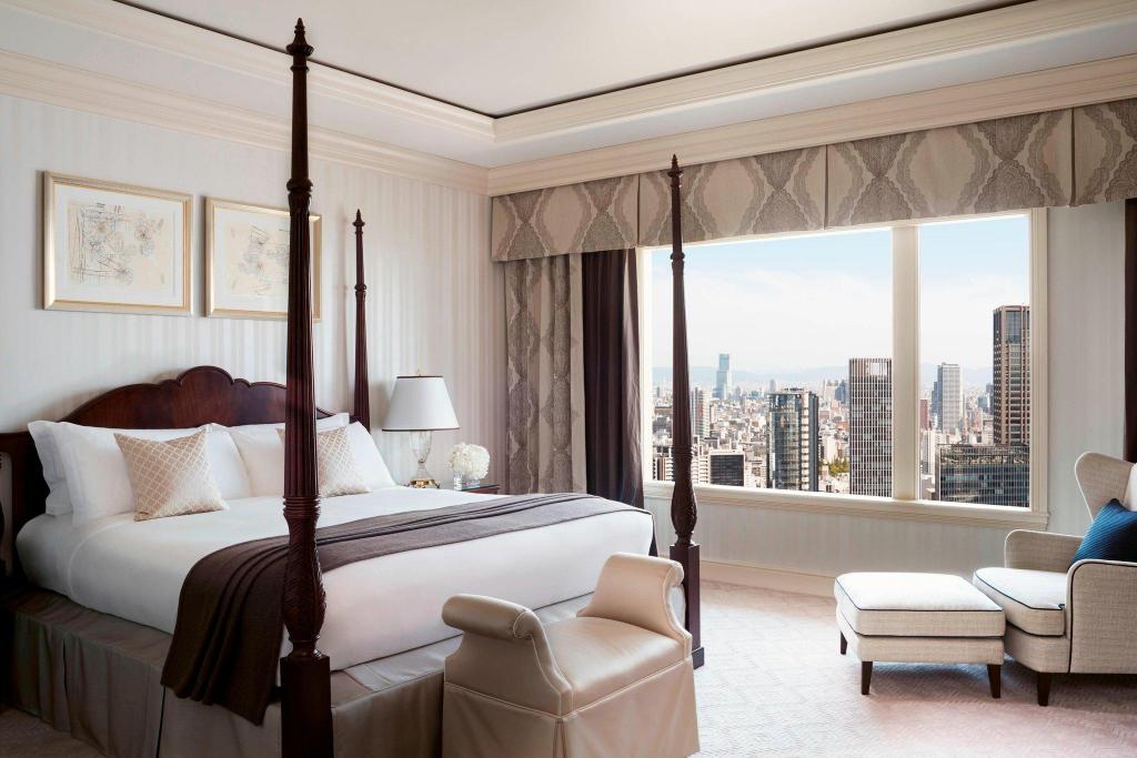 The Ritz-Carlton Suite, Club level, Presidential Suite, 1 King, City view, High floor - Bed