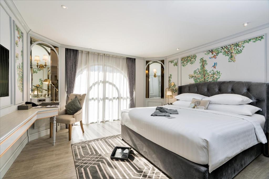 Living Suite, 1 Bedroom Suite, 1 King, City view - View