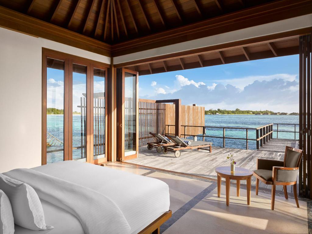 1-Bedroom Ocean Suite with Pool - Bed